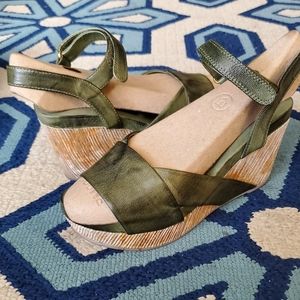 Antelope  sz 37 (6.5-7)  wedge sandals olive green. sublime!